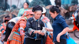 Đồng bào Mông tham gia phiên chợ